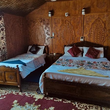 Houseboat Young Snow View Front Line Dal Lake Srīnagar المظهر الخارجي الصورة
