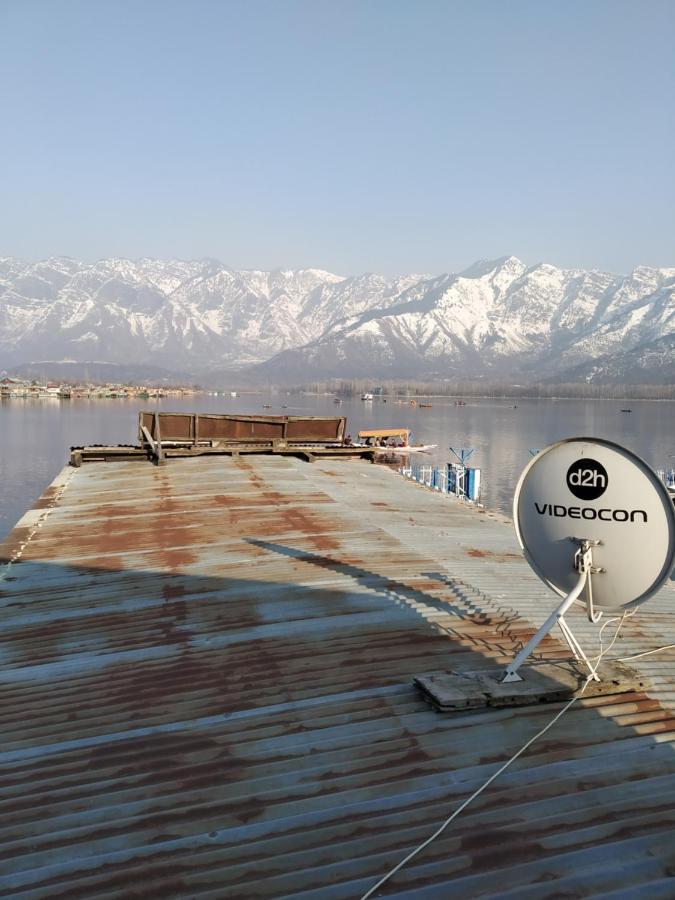 Houseboat Young Snow View Front Line Dal Lake Srīnagar المظهر الخارجي الصورة