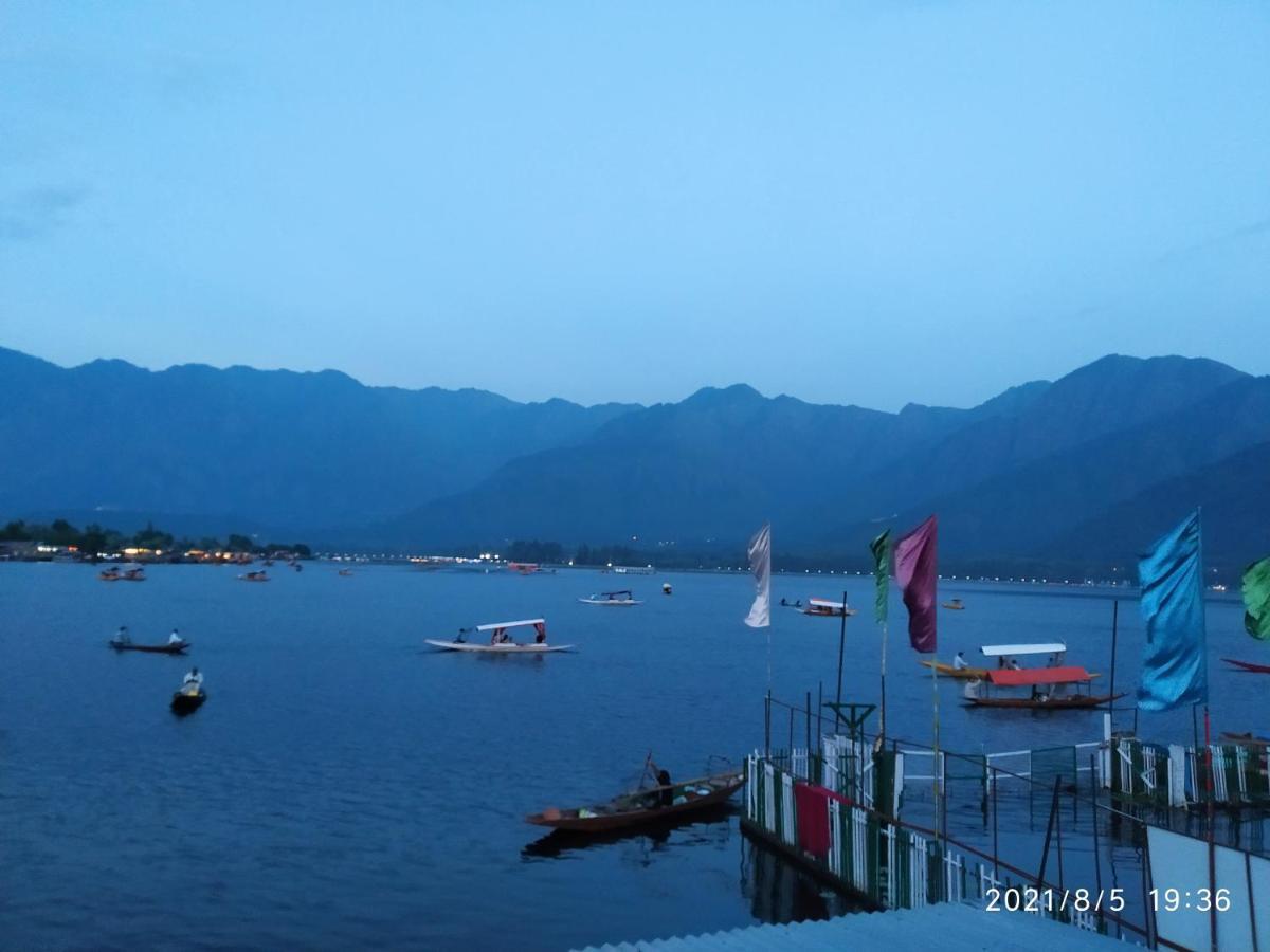 Houseboat Young Snow View Front Line Dal Lake Srīnagar المظهر الخارجي الصورة