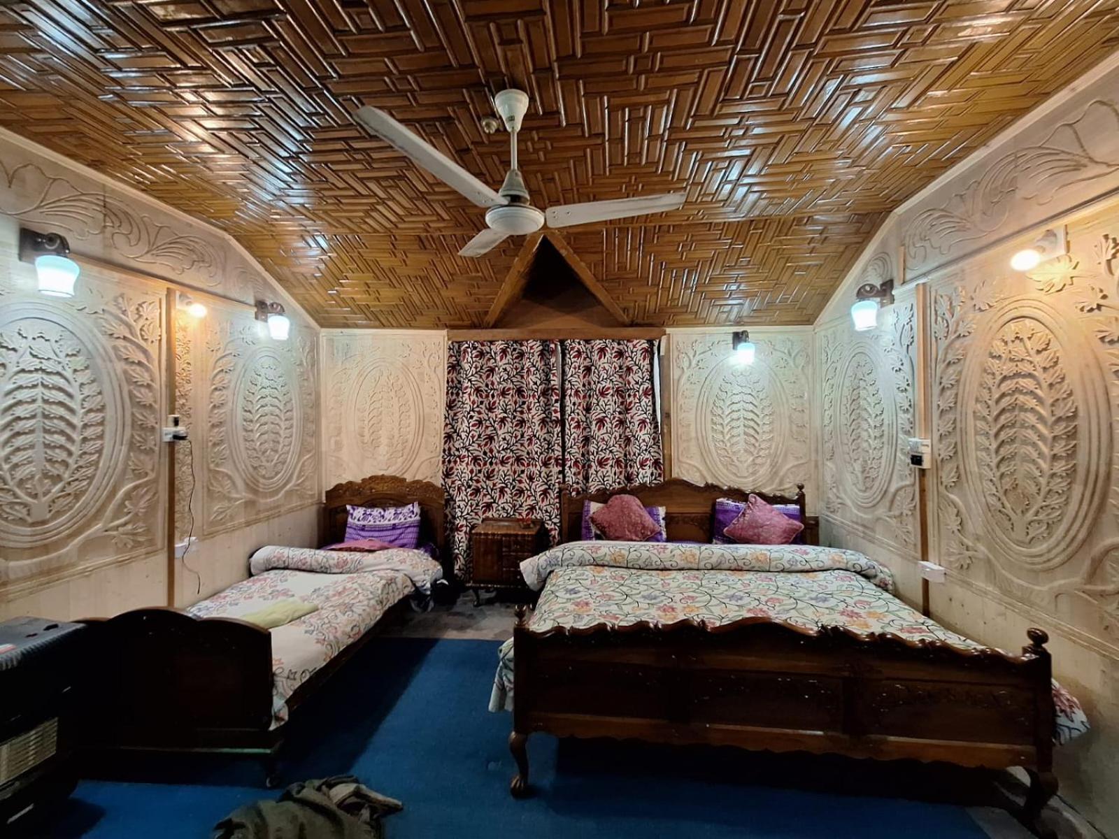 Houseboat Young Snow View Front Line Dal Lake Srīnagar المظهر الخارجي الصورة