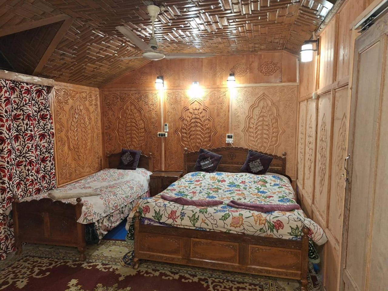 Houseboat Young Snow View Front Line Dal Lake Srīnagar المظهر الخارجي الصورة