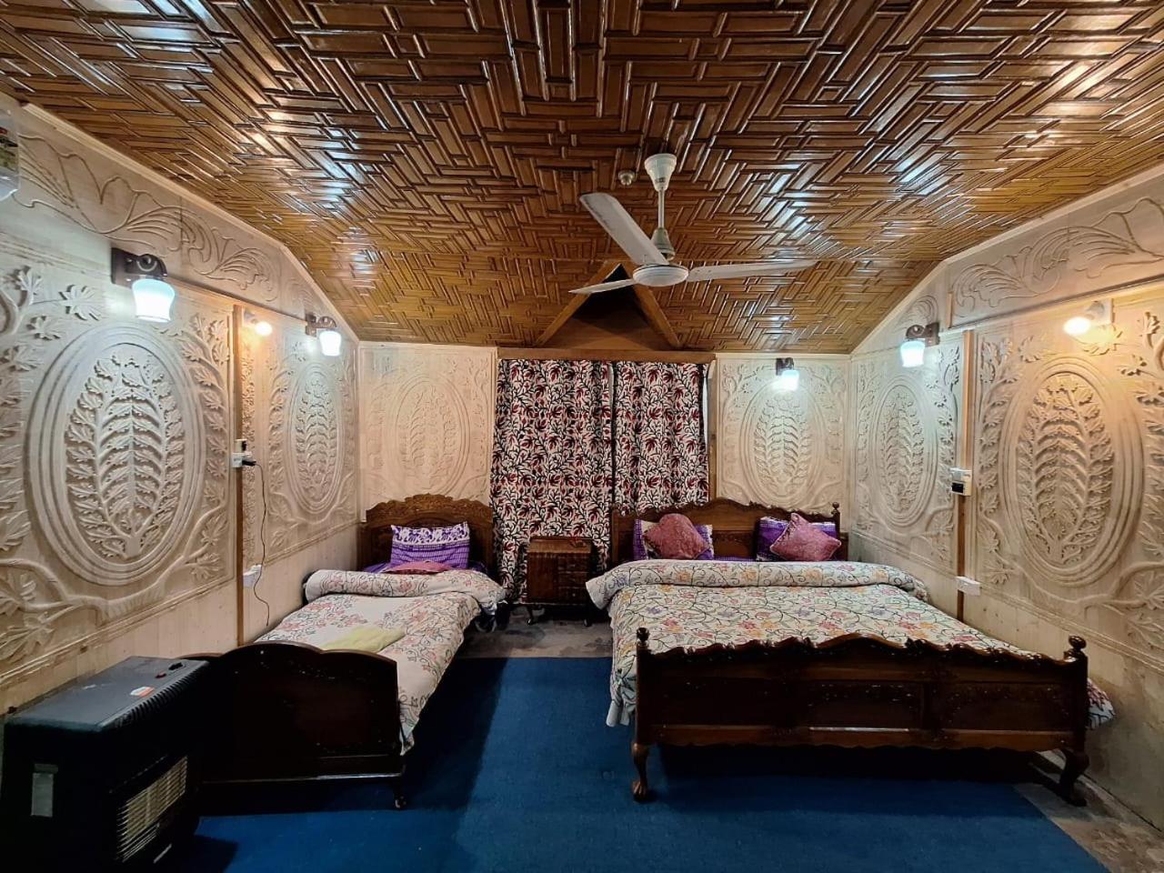 Houseboat Young Snow View Front Line Dal Lake Srīnagar المظهر الخارجي الصورة