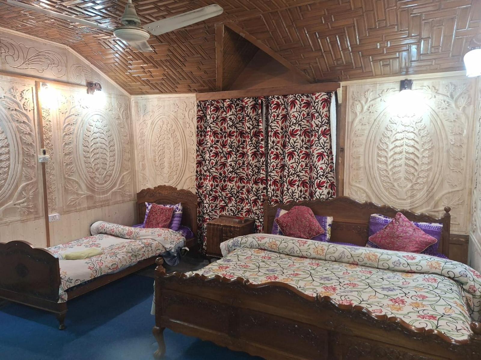 Houseboat Young Snow View Front Line Dal Lake Srīnagar المظهر الخارجي الصورة
