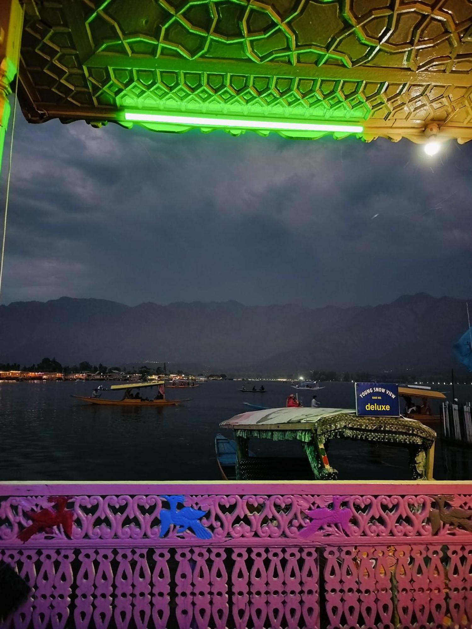 Houseboat Young Snow View Front Line Dal Lake Srīnagar المظهر الخارجي الصورة
