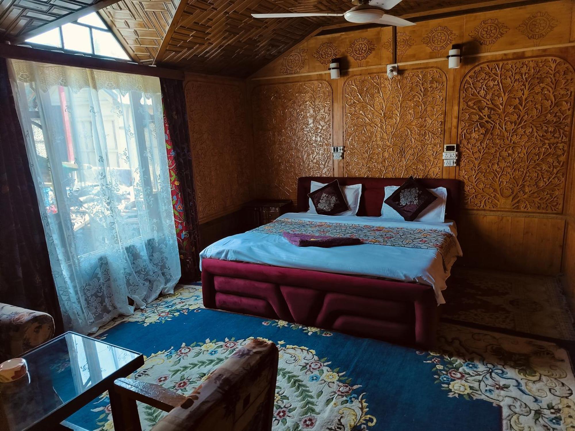 Houseboat Young Snow View Front Line Dal Lake Srīnagar الغرفة الصورة
