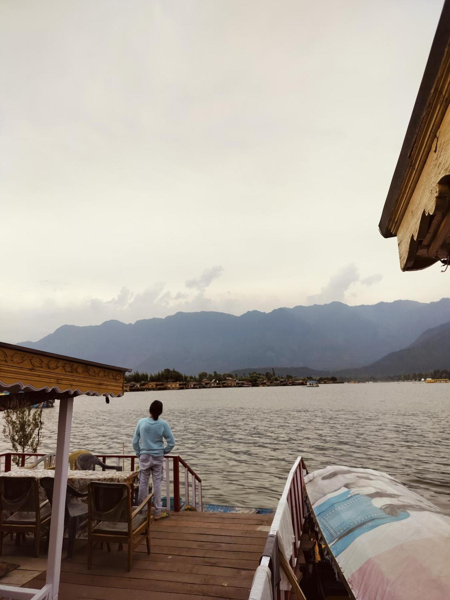 Houseboat Young Snow View Front Line Dal Lake Srīnagar المظهر الخارجي الصورة