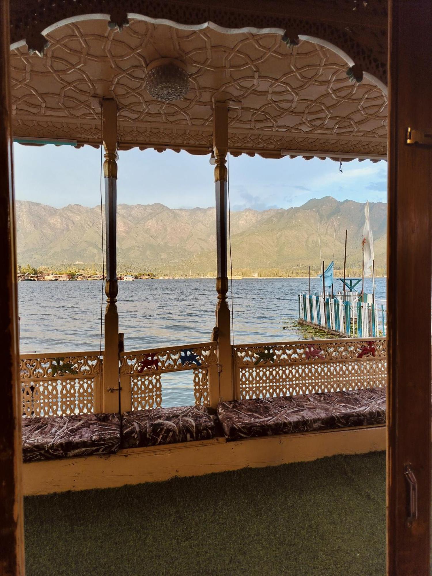 Houseboat Young Snow View Front Line Dal Lake Srīnagar المظهر الخارجي الصورة