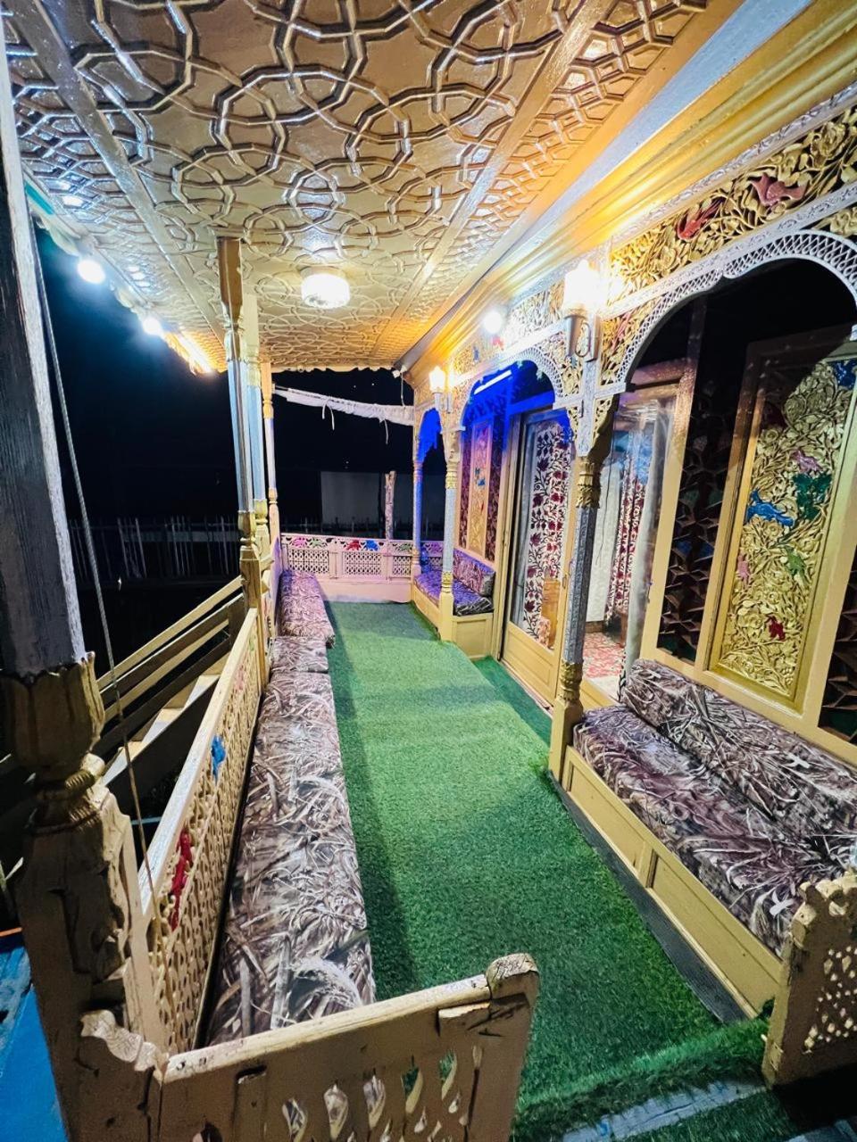 Houseboat Young Snow View Front Line Dal Lake Srīnagar المظهر الخارجي الصورة