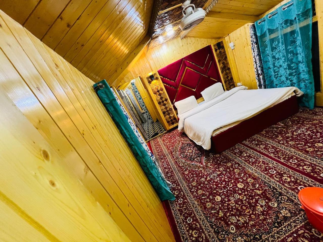 Houseboat Young Snow View Front Line Dal Lake Srīnagar الغرفة الصورة