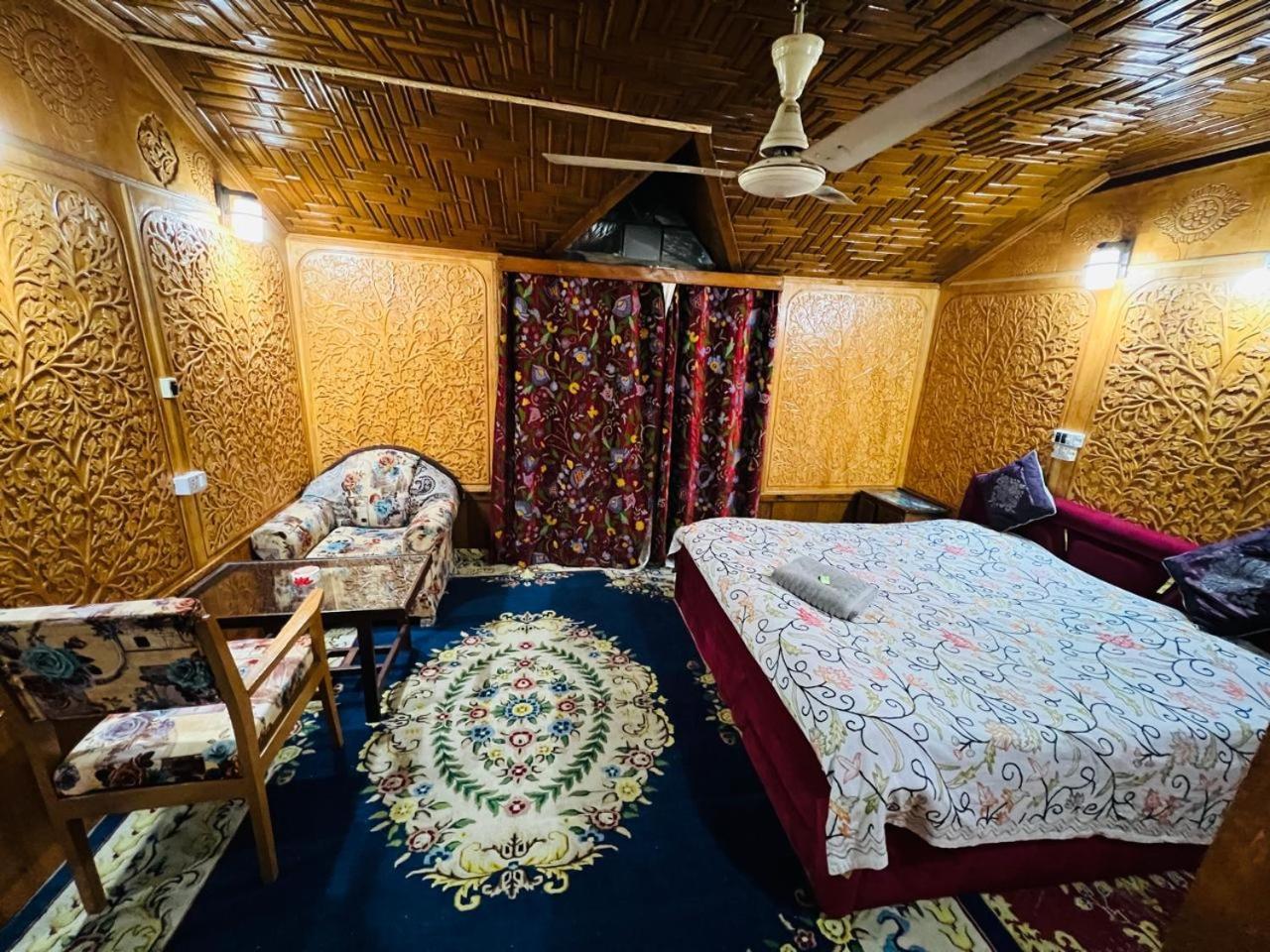 Houseboat Young Snow View Front Line Dal Lake Srīnagar المظهر الخارجي الصورة