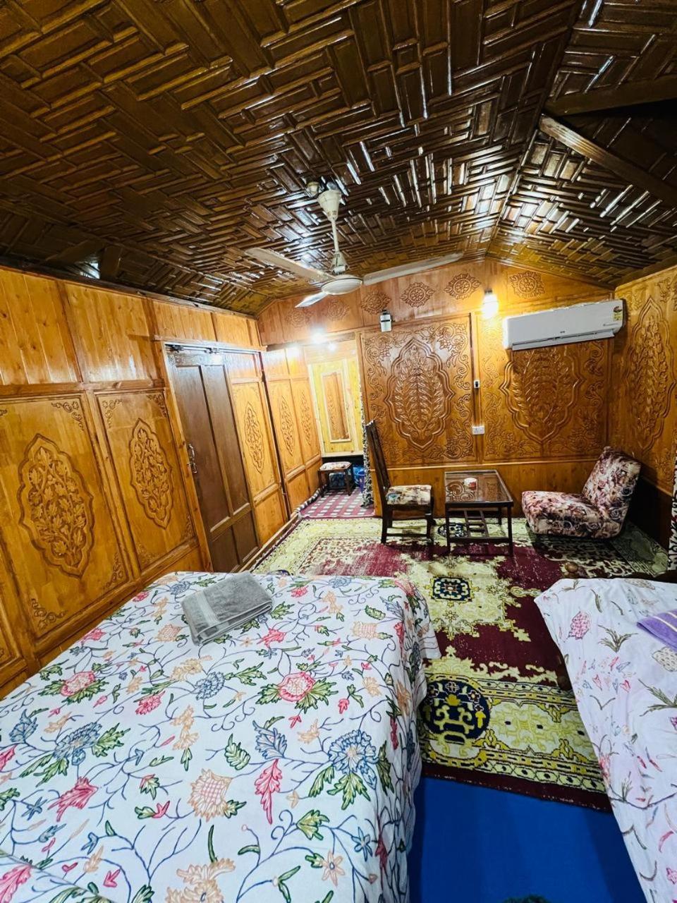 Houseboat Young Snow View Front Line Dal Lake Srīnagar الغرفة الصورة