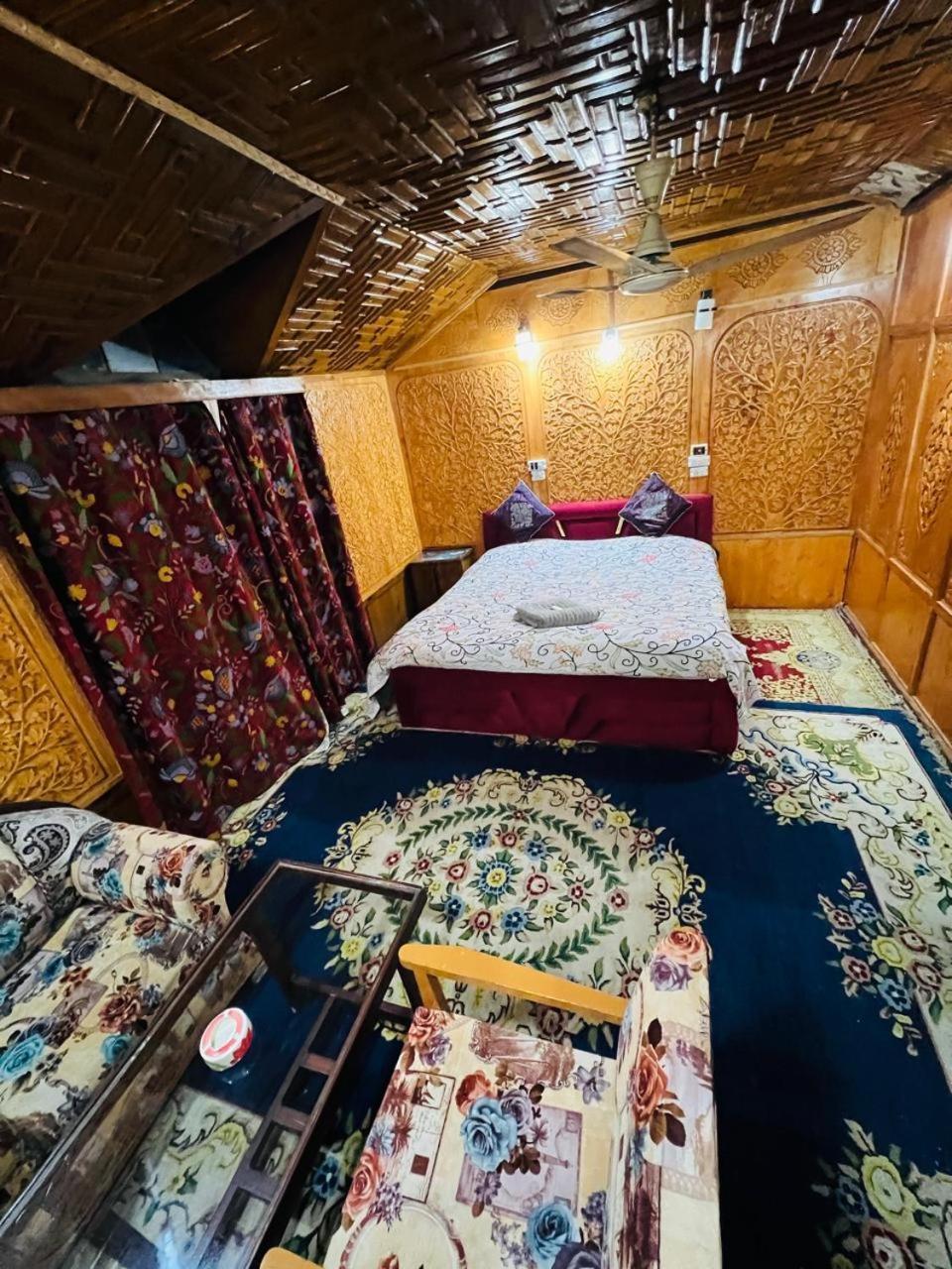 Houseboat Young Snow View Front Line Dal Lake Srīnagar الغرفة الصورة