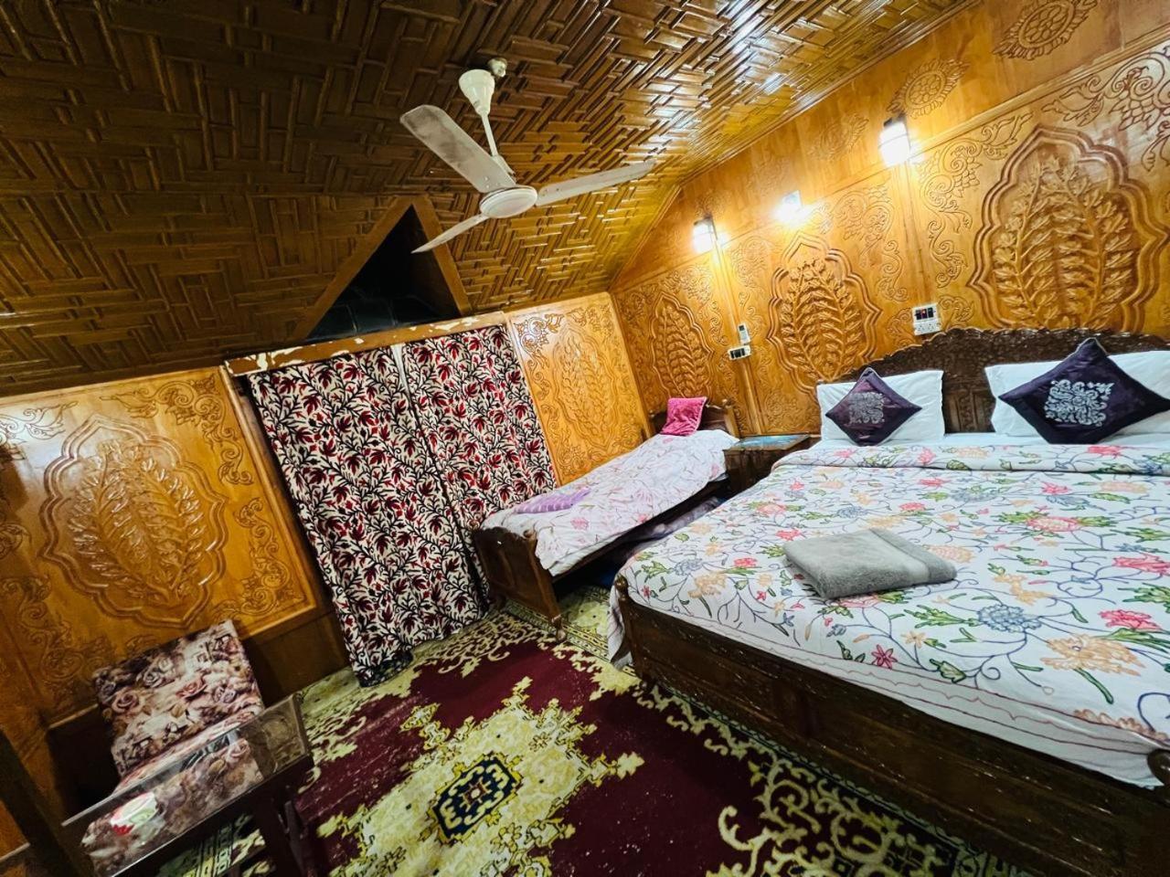 Houseboat Young Snow View Front Line Dal Lake Srīnagar المظهر الخارجي الصورة
