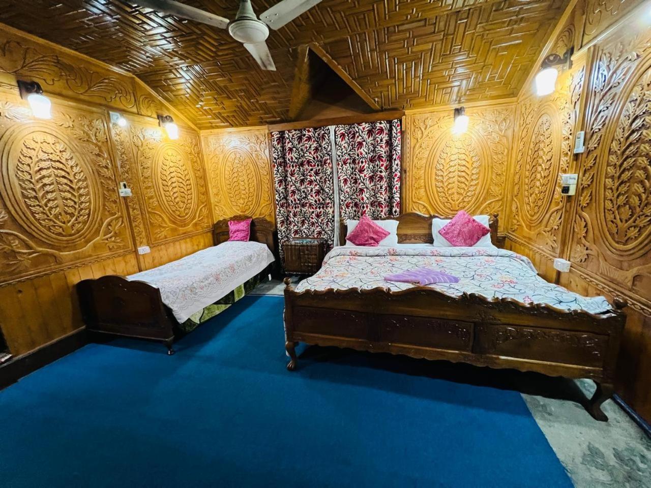 Houseboat Young Snow View Front Line Dal Lake Srīnagar المظهر الخارجي الصورة