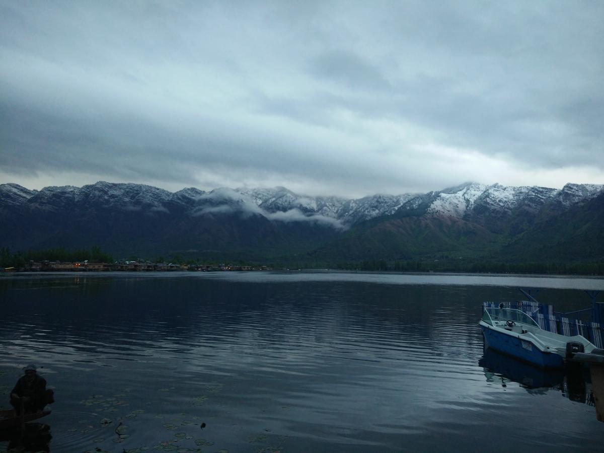Houseboat Young Snow View Front Line Dal Lake Srīnagar المظهر الخارجي الصورة