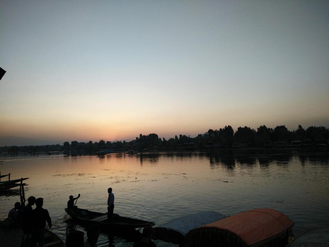 Houseboat Young Snow View Front Line Dal Lake Srīnagar المظهر الخارجي الصورة
