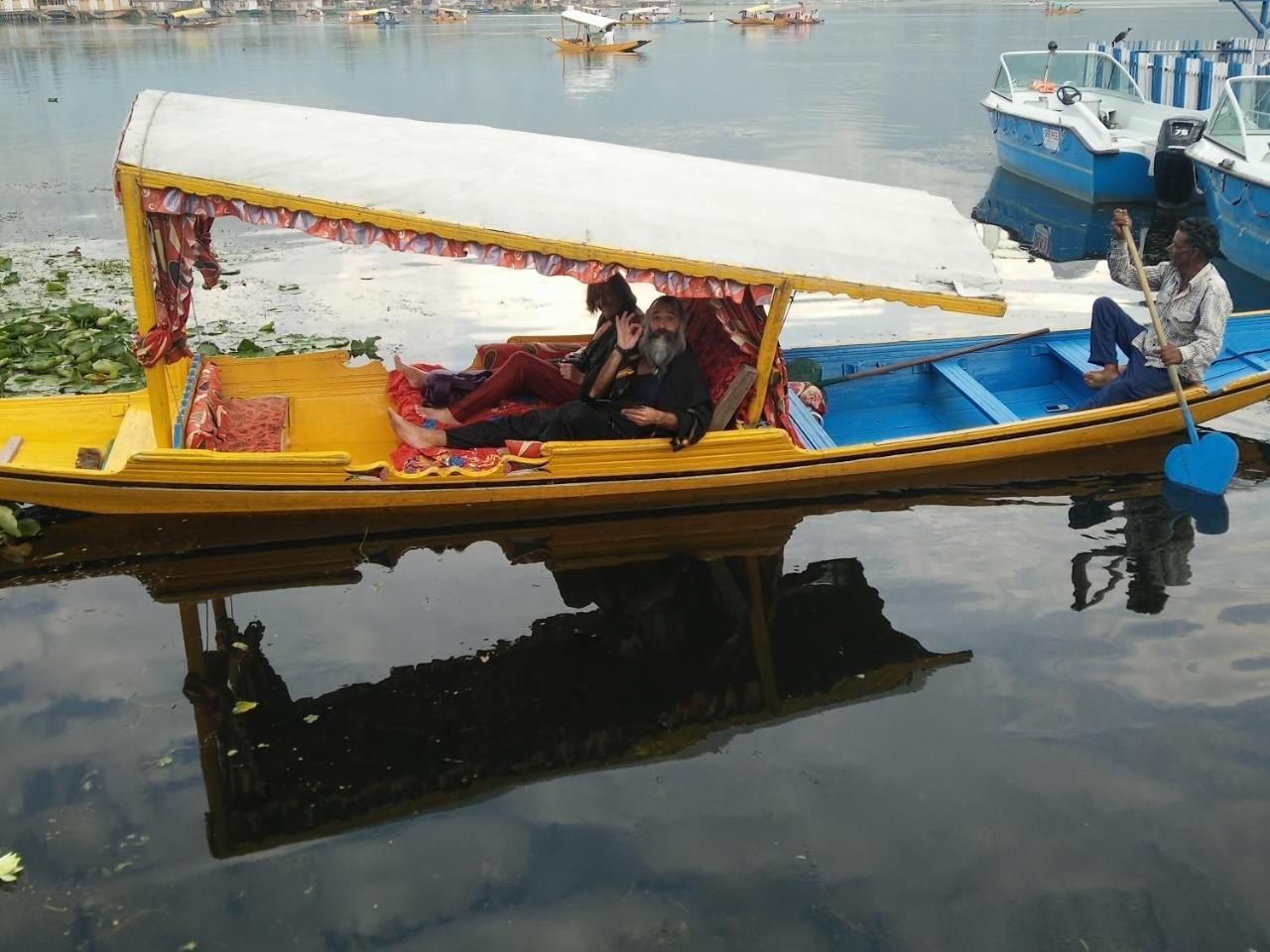 Houseboat Young Snow View Front Line Dal Lake Srīnagar المظهر الخارجي الصورة