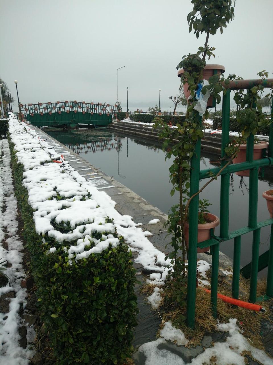 Houseboat Young Snow View Front Line Dal Lake Srīnagar المظهر الخارجي الصورة