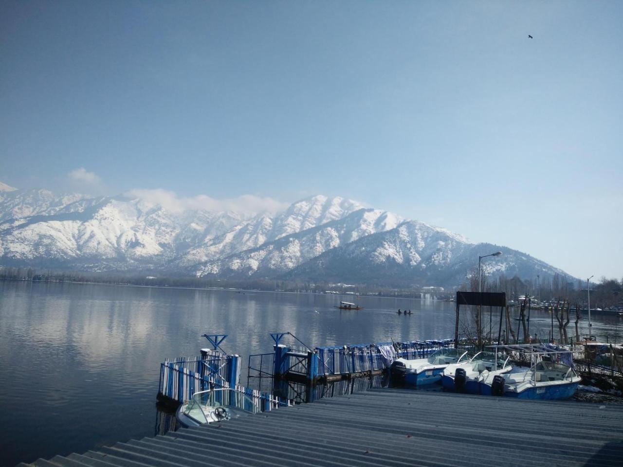 Houseboat Young Snow View Front Line Dal Lake Srīnagar المظهر الخارجي الصورة