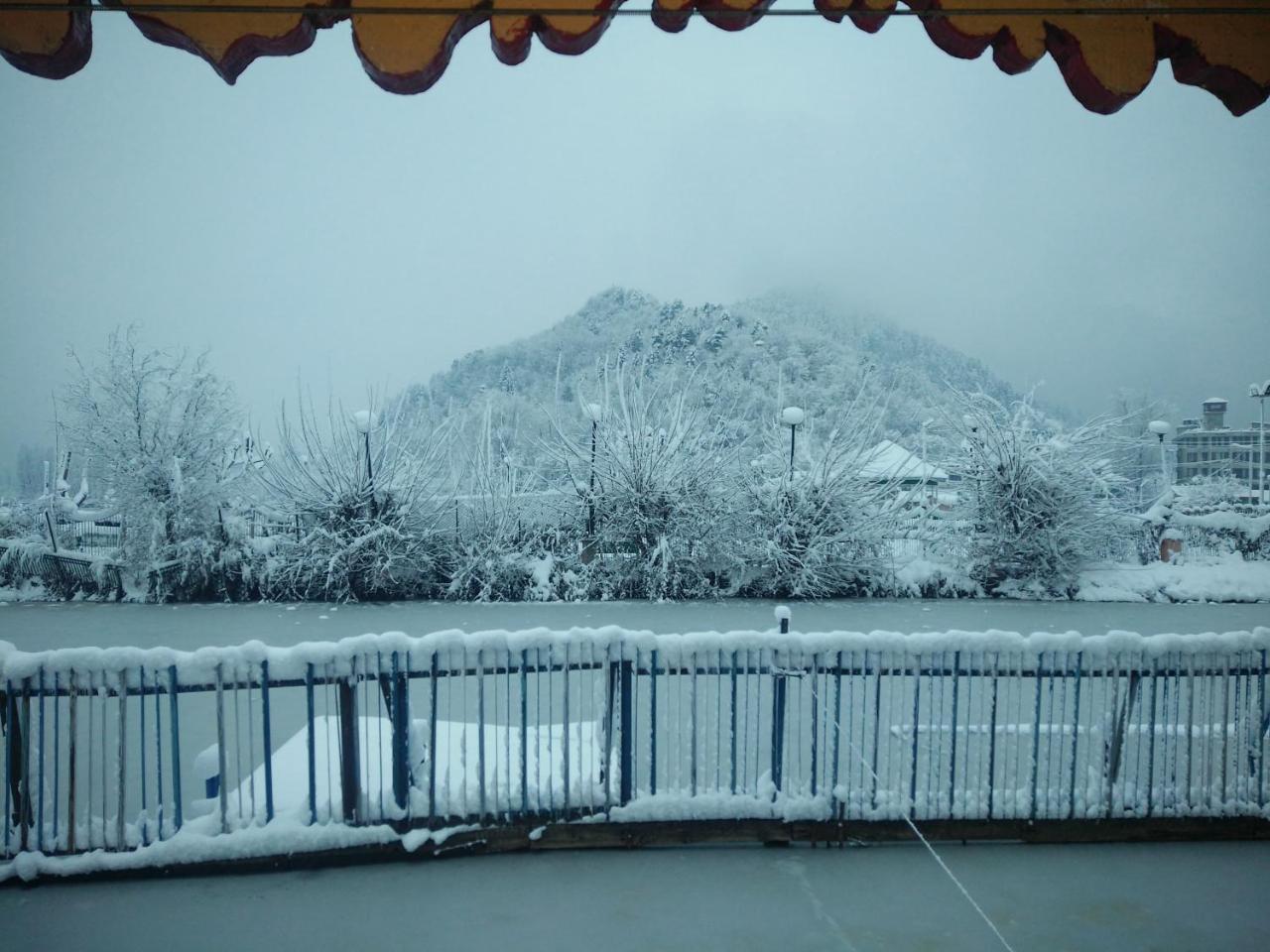 Houseboat Young Snow View Front Line Dal Lake Srīnagar المظهر الخارجي الصورة