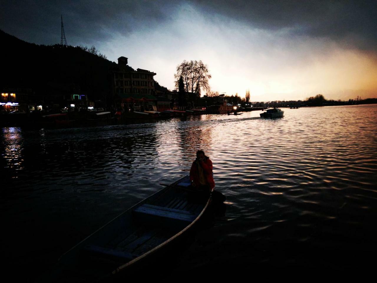 Houseboat Young Snow View Front Line Dal Lake Srīnagar المظهر الخارجي الصورة